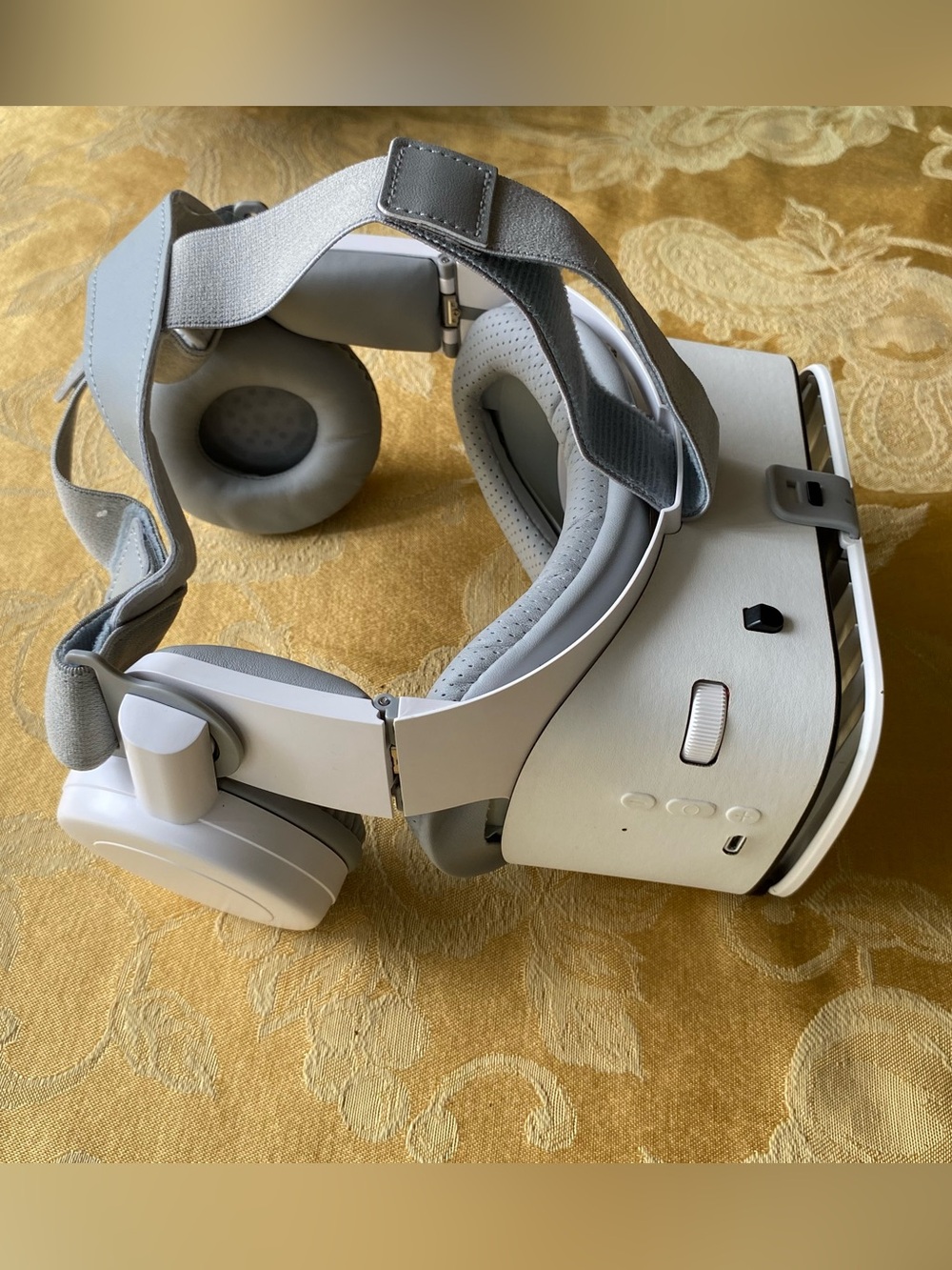 BOBOVR White Wireless VR Headset with Built-in Headphones